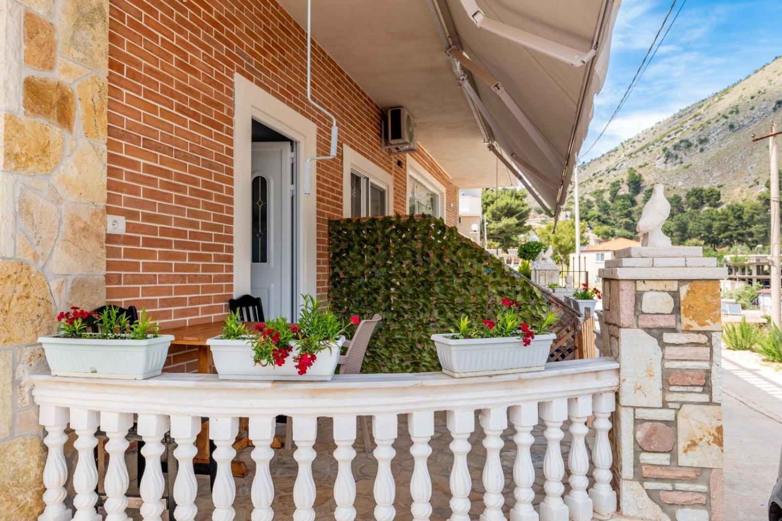 Vila Basho Sarande Exterior photo